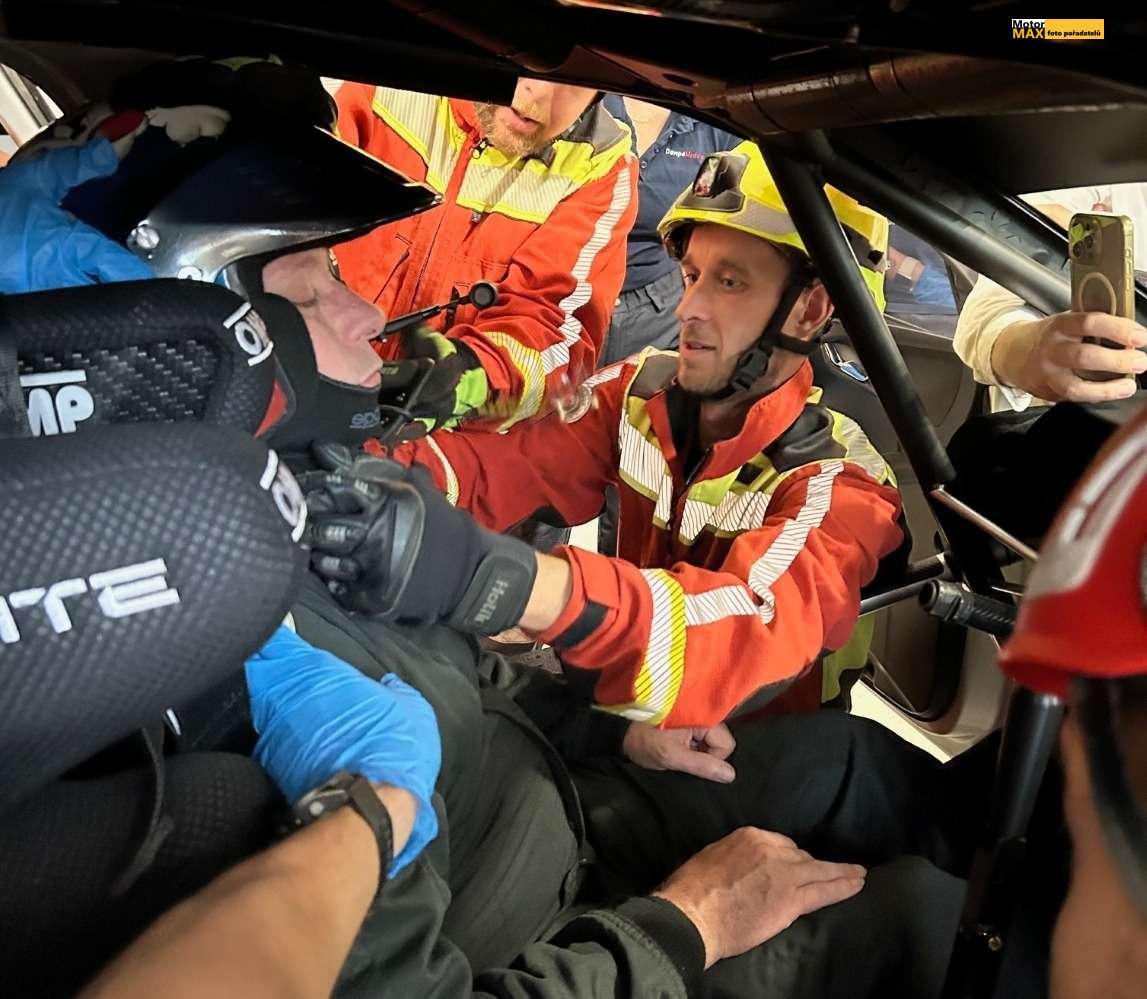 Ukázka zásahu záchranařů a vyproštění z vozu. Video.