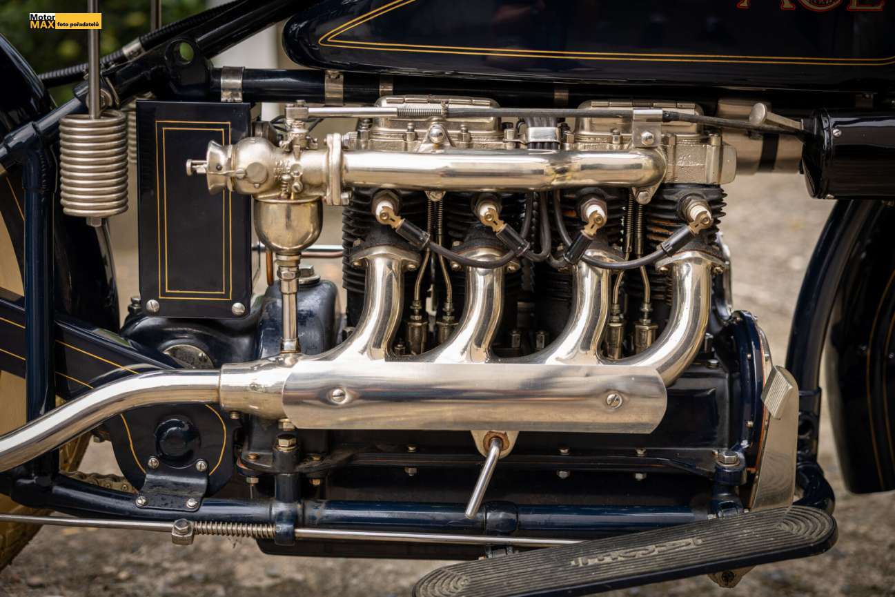 Motocyklové perly v aukci na veletrhu PRAGUE CAR FESTIVAL.