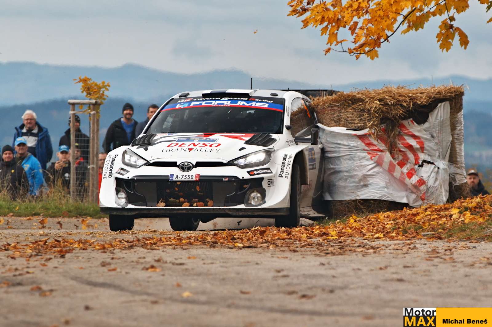 Central European Rally 2025 a akční fotoseriál Pajariho kontra balík slámy.