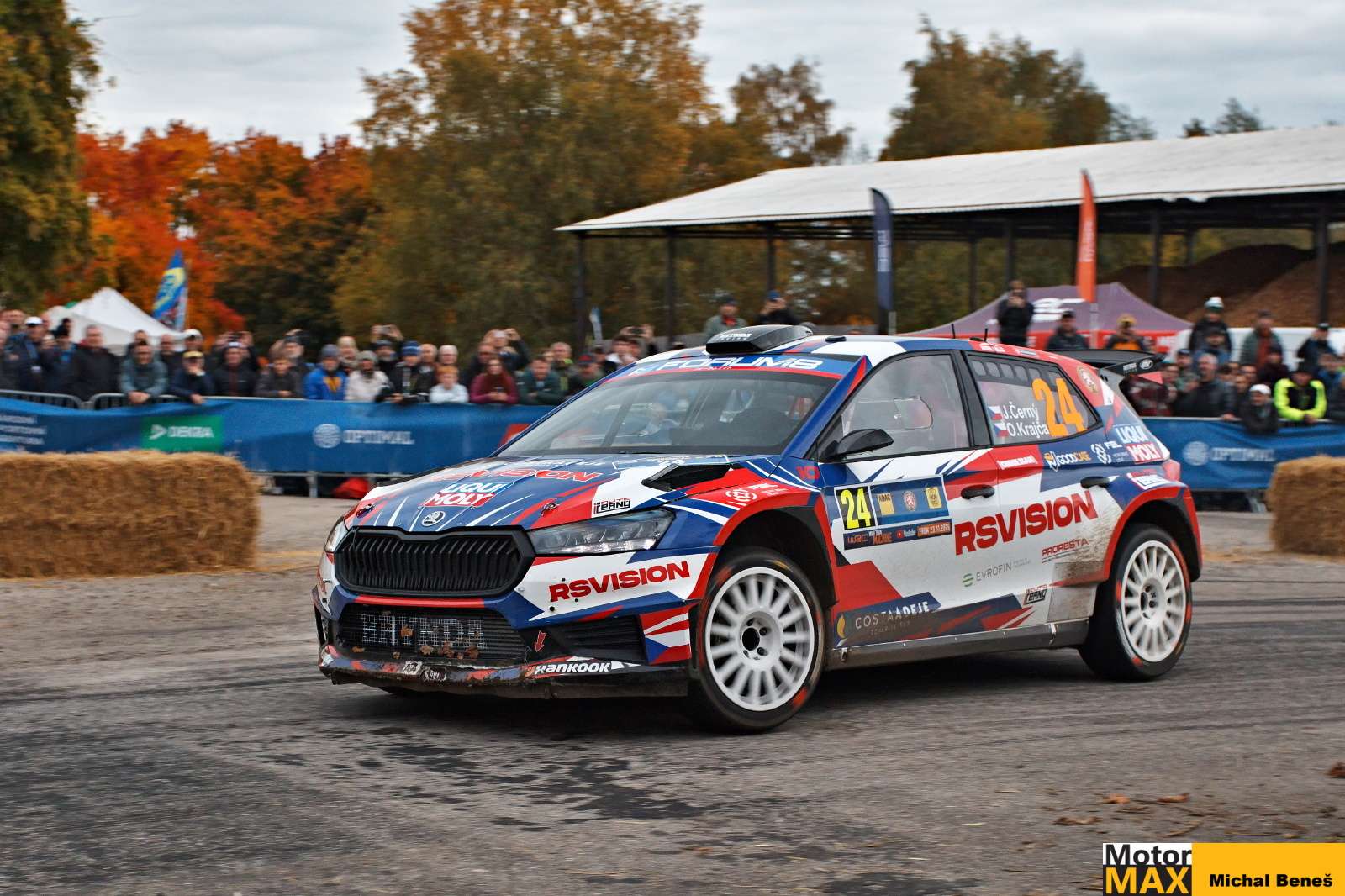 Středoevropská rally: dvě posádky s vozy  Fabia RS Rally2 na stupních vítězů.