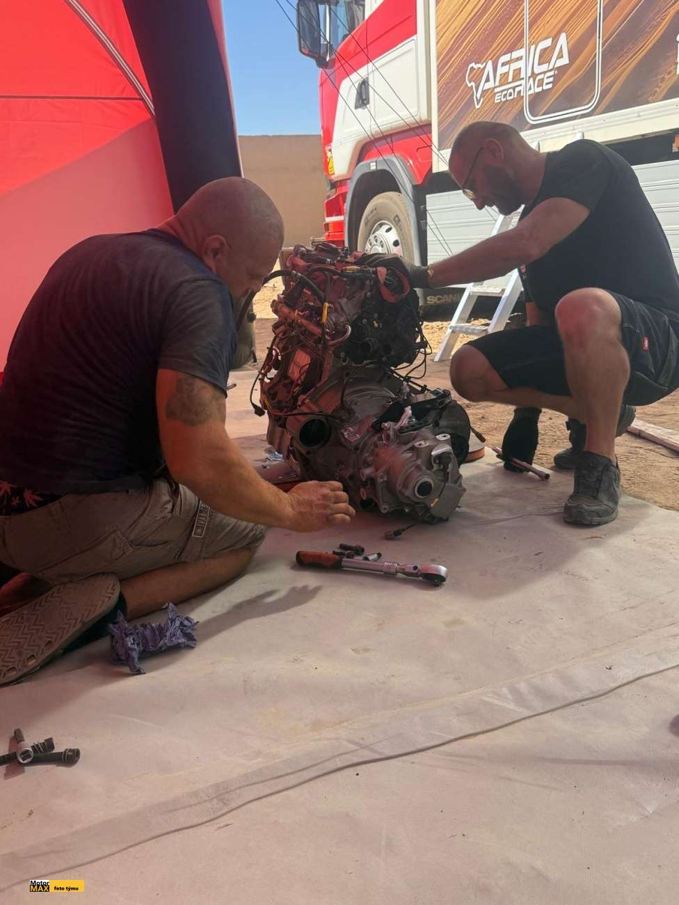 Prasklá ojnice zastavila Martina Benka ve druhé etapě v Maroku.