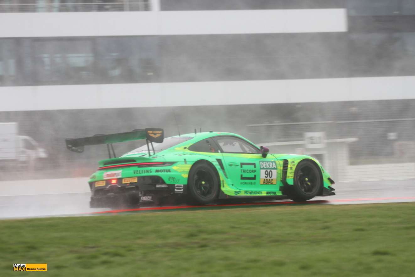 Turecký jezdec Gueven s Porsche vyhrál poslední závod a tím i celkově šampionát DTM 2025.