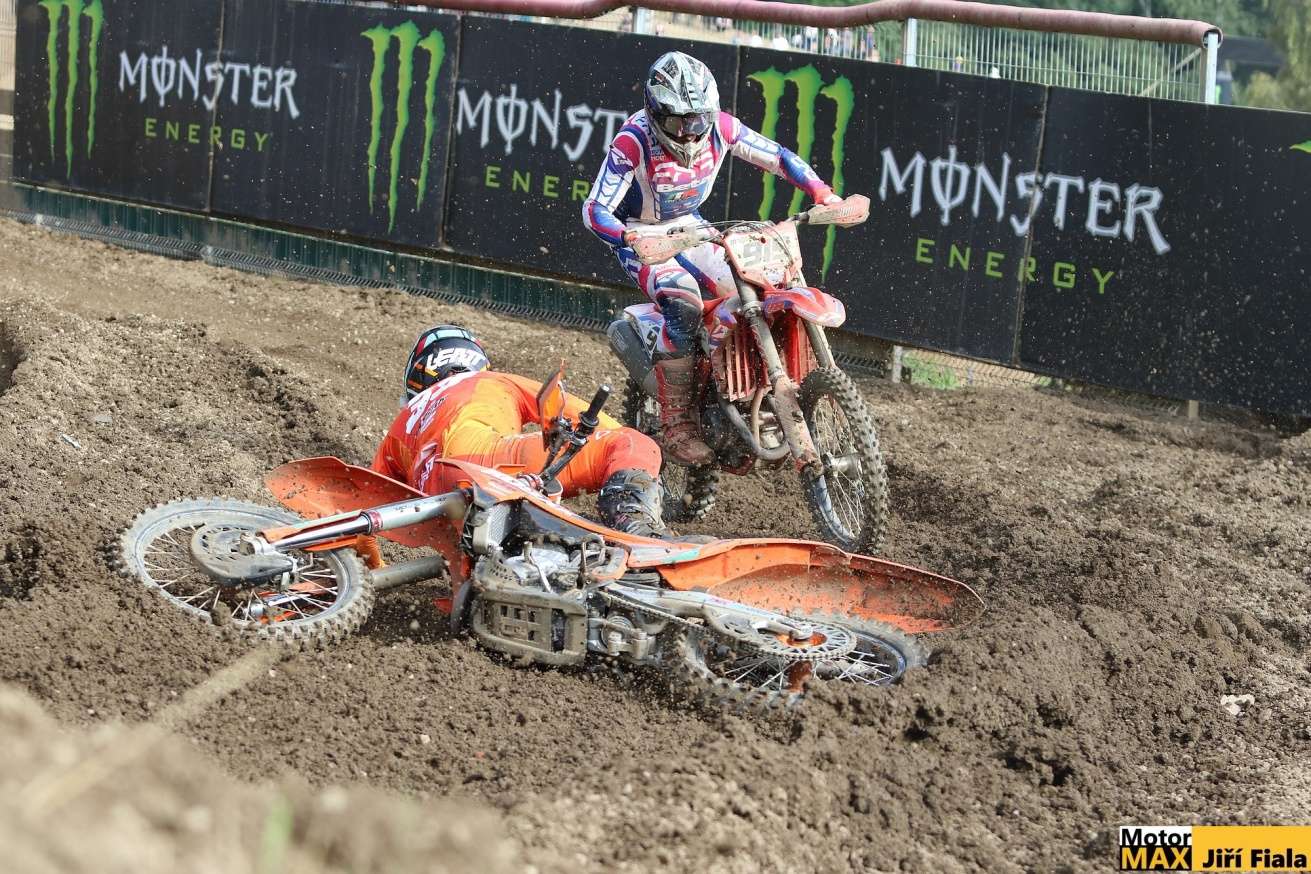 MXGP Loket 2025 a jeden z pádů. Fotogalerie Jiřího Fialy.