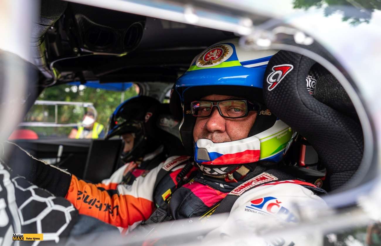 Vojtěch Štajf musel předčasně  po karambolu skončit. Celkové stříbro tedy nebude….