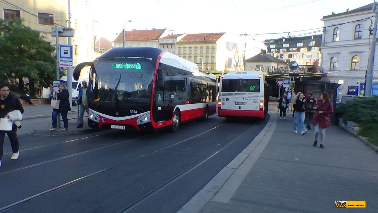Rozkopaná  křižovatka na výpadovce z Brna. Video.