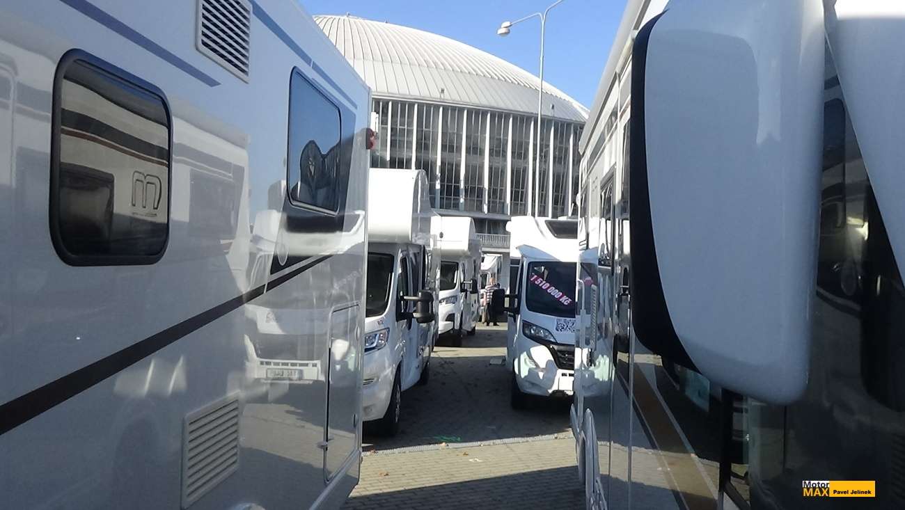 Slušné davy i známý sprosťák a kuchtík Zdeněk Polreich na Caravaningu. Videa.