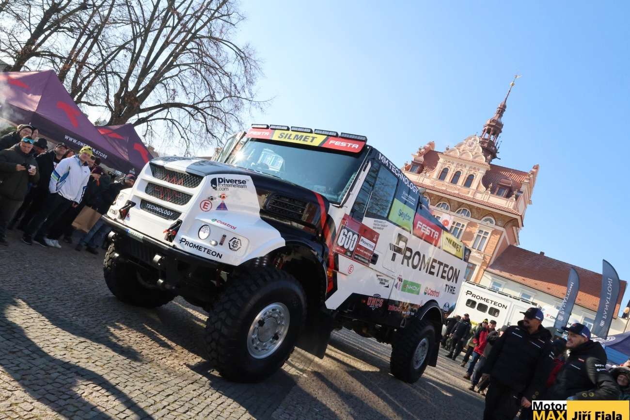 Posádka Martina Macíka a její odjezd na Dakar 2026. Fotogalerie Jirky Fialy.