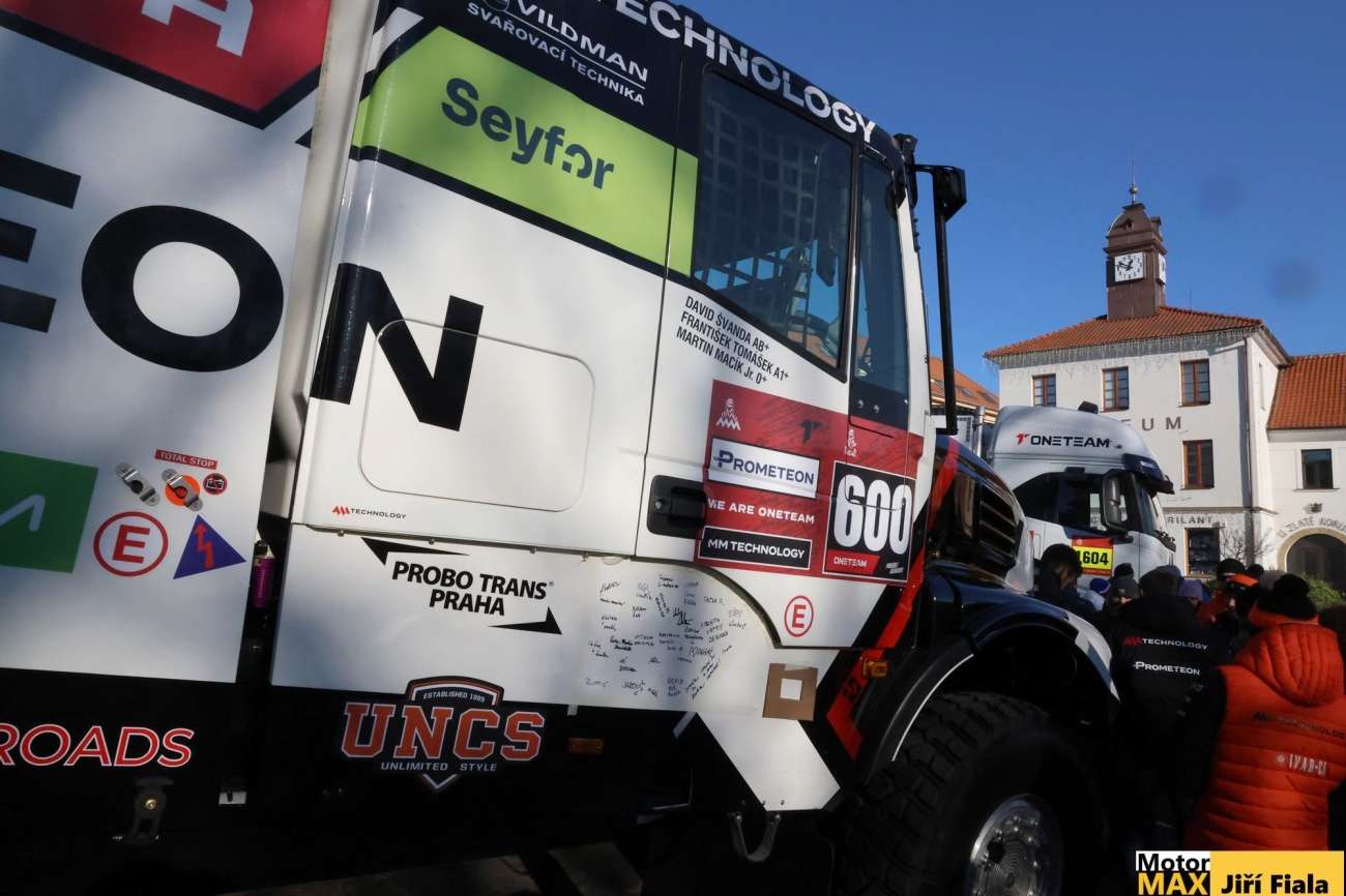 Sedlčanský tým MM Technology míří na Dakar s 9 kamiony!
