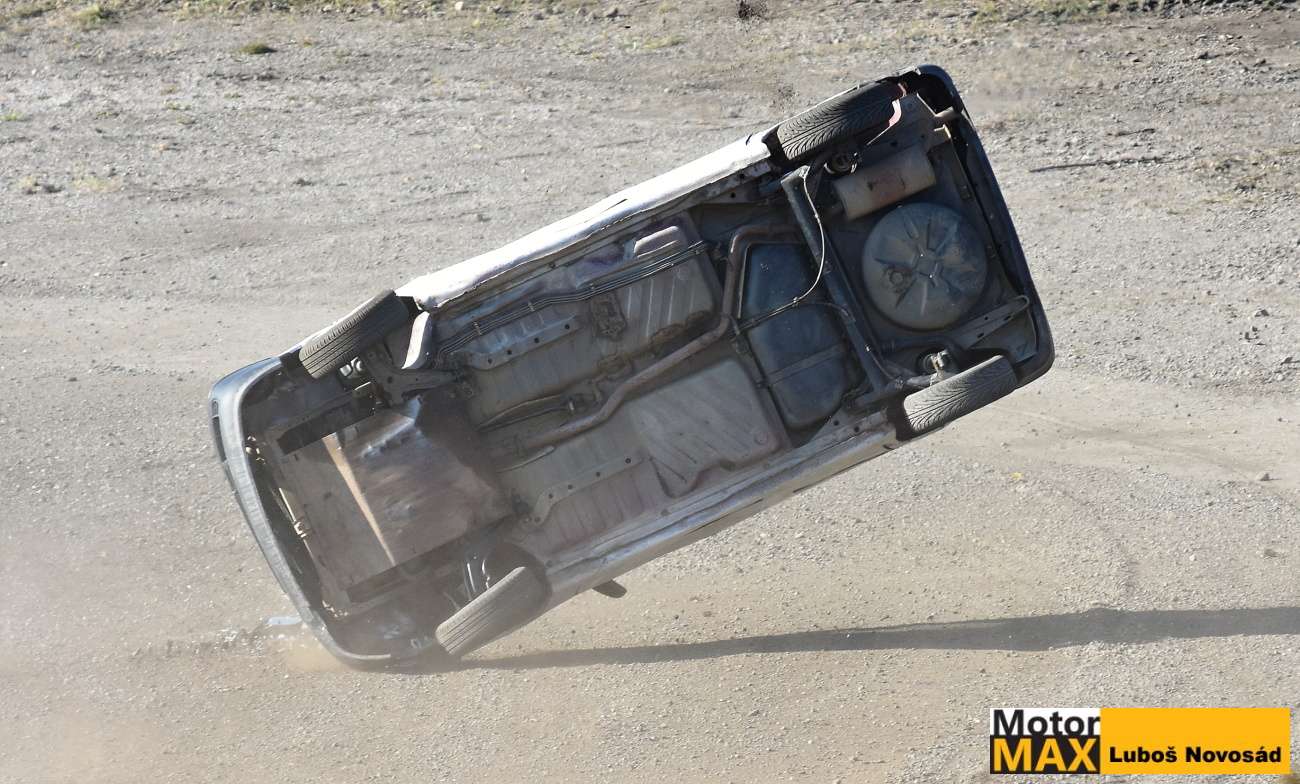 Jeden z  prvních kotrmelců na nové RX trati v Milovicích. Akční foto Luboše Novosáda.