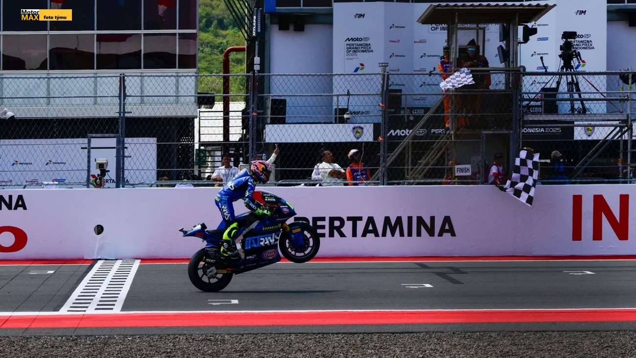 Nový světový šampion Moto2™ Diogo Moreira byl korunován vítězem Triumph Triple Trophy.