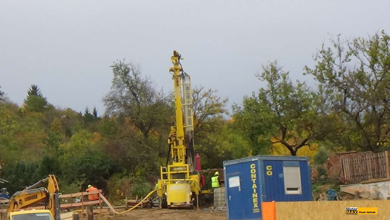 Uzavření stezky kvůli rozšiřování D1 na jihu Brna. Video.