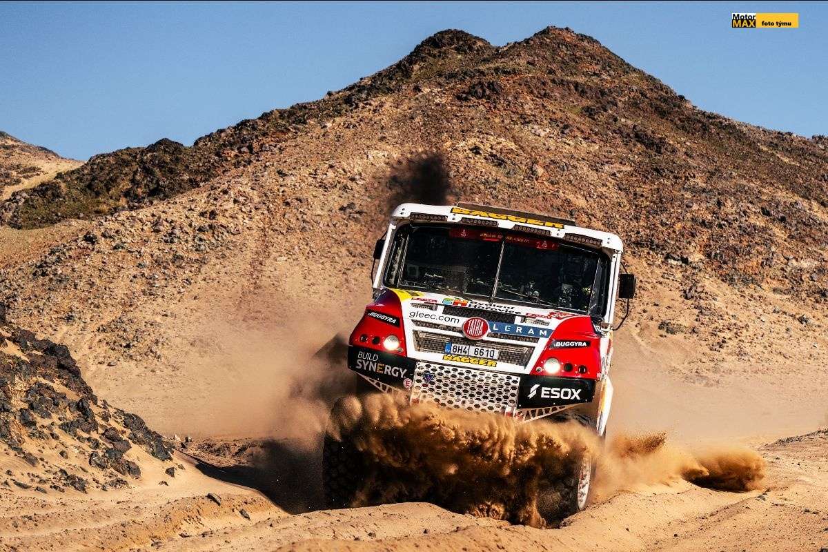 Oba kamiony Buggyry v saúdské poušti i v osmé etapě brzdily technické problémy.
