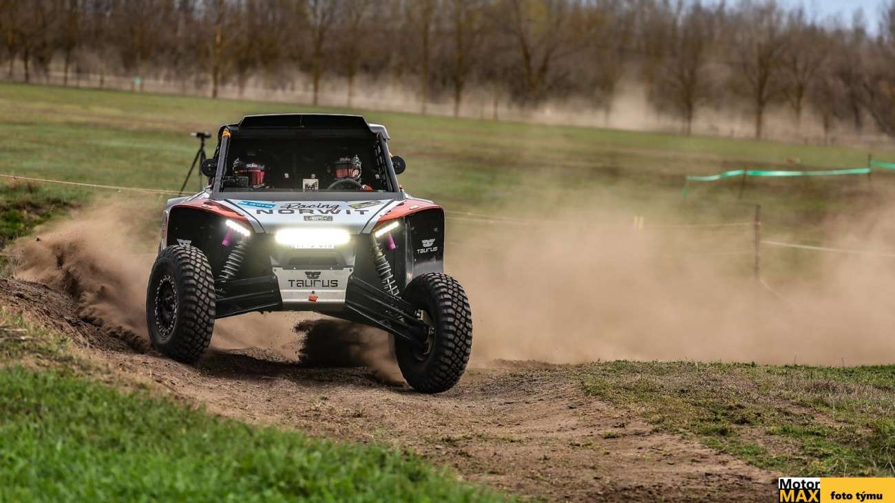 Posádku Martin Benko – JiříKalát na Desert Express 300 zradila tyčka řazení.