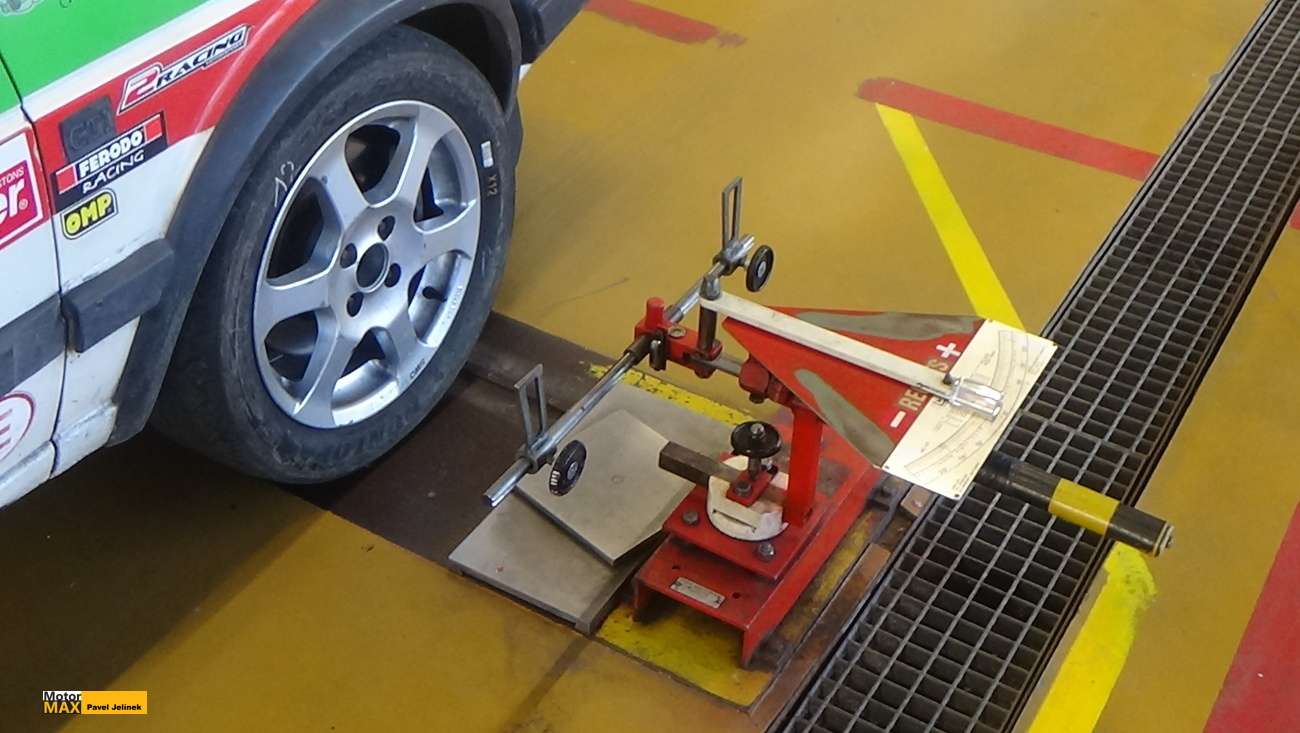 Testování závodních vozů pro rallye. Video.