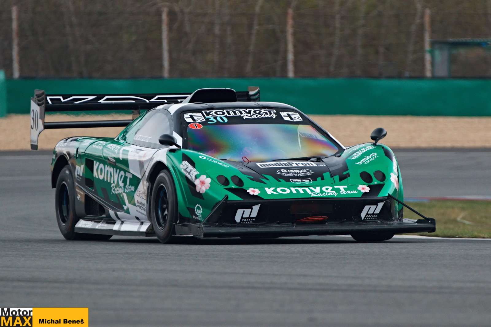 Kristýna Fillová se na Masarykově okruhu představila s McLarenem F1 EVO. Video.