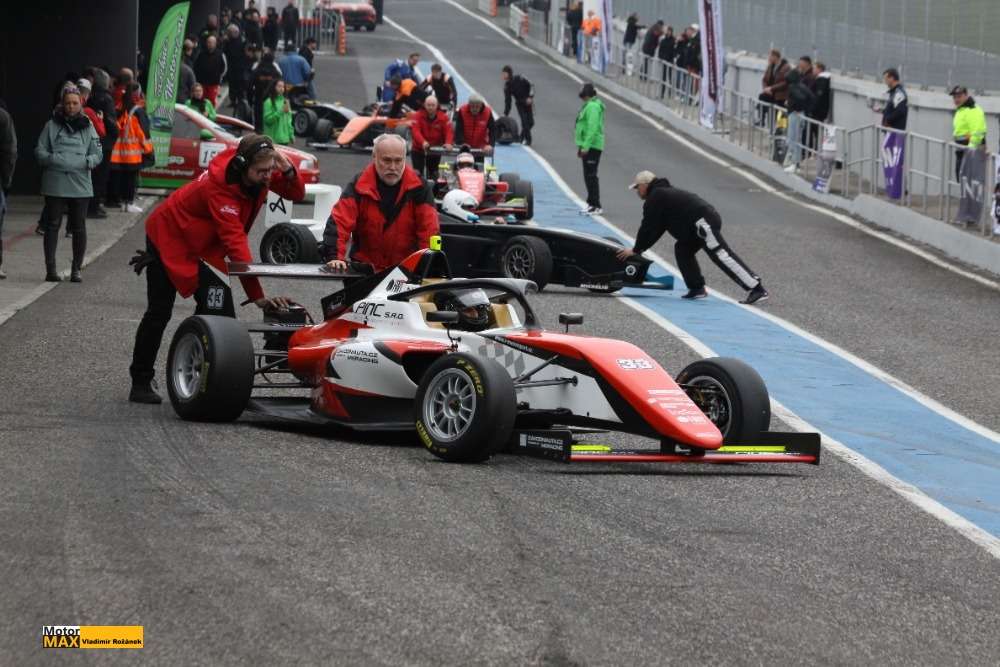 Na autodromu v Mostě za nevlídného odstartovala 16. sezóna Carbonia cupu.