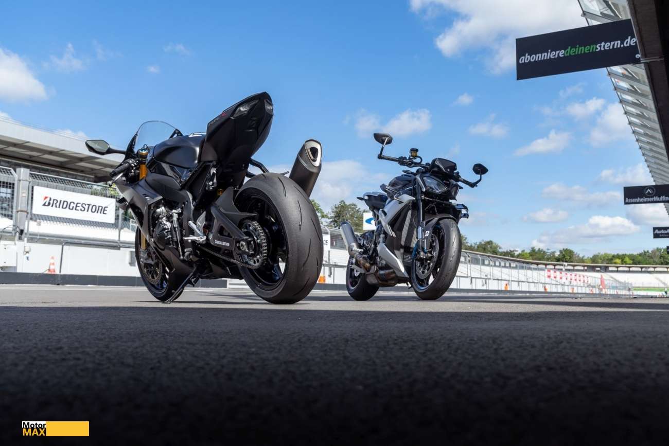 Dvě nové prémiové motocyklové pneumatiky.