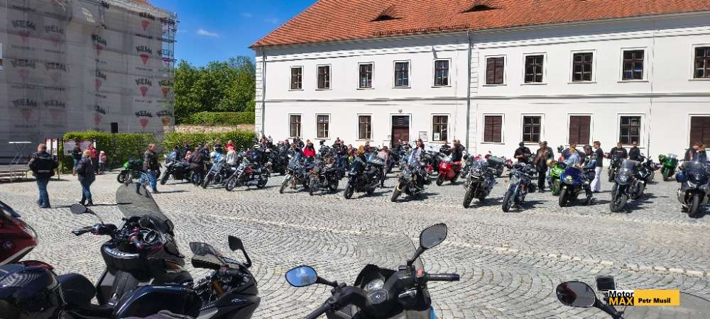 Nedělní motosraz motorkářů na zámku Rosice.Fotogalerie Petra Musila.