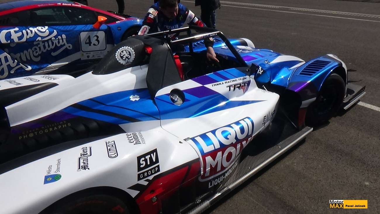 Vítězem závodu do vrchu na Masarykově okruhu se stal Petr Trnka. Video.