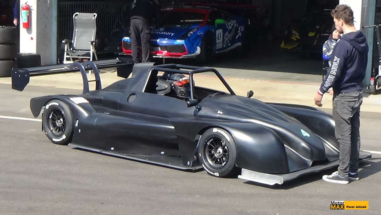 Závody do vrchu na Masarykově okruhu – sobota. Fotogalerie Pavla Jelínka.