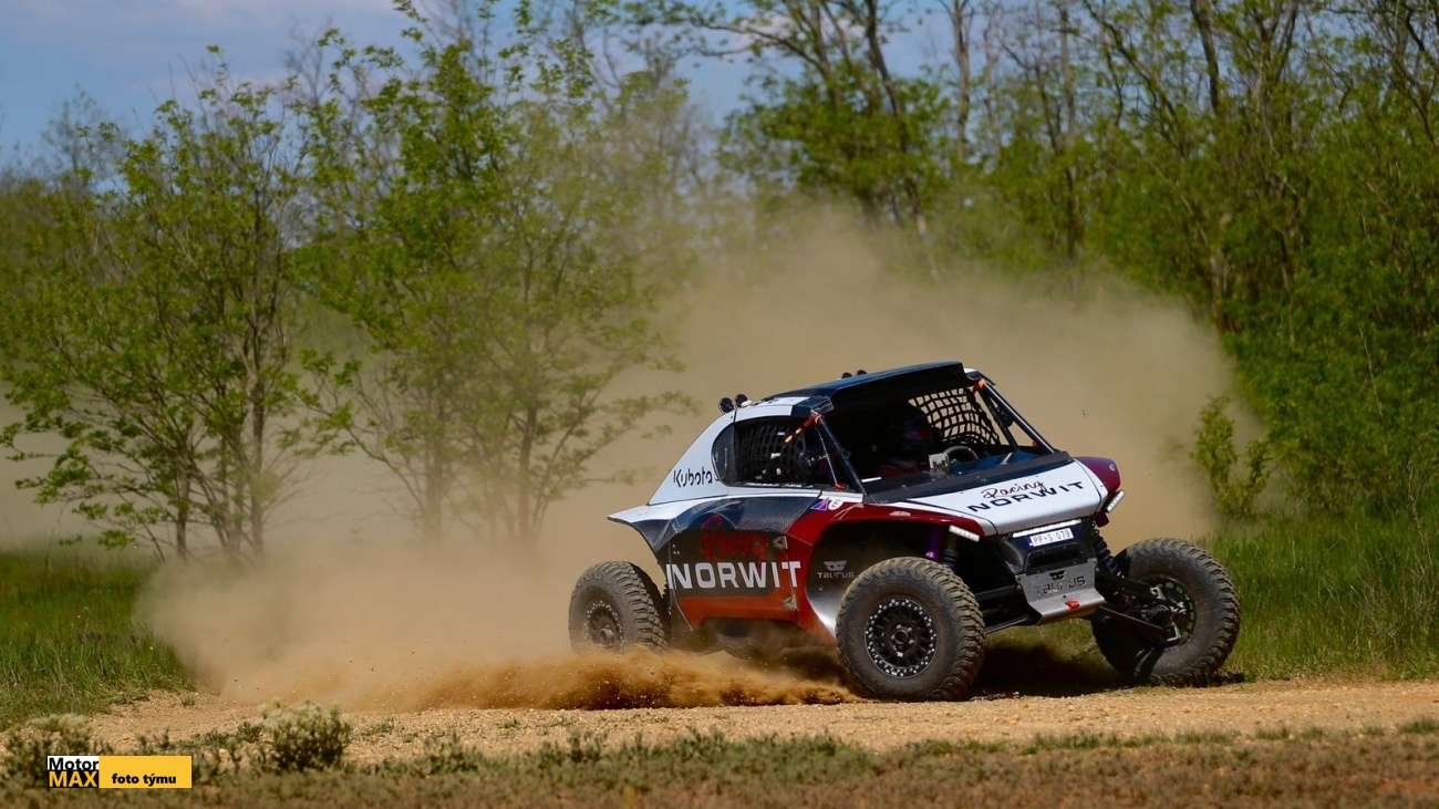 Martin Benko a Jiří Kalát před startem na maďarské Riverside Baja.