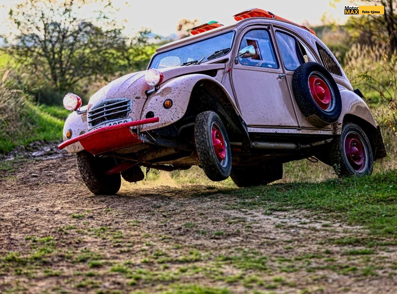 Na tratě Dakar Classic se vrátí česká kachna s posádkou Holická-Engová.
