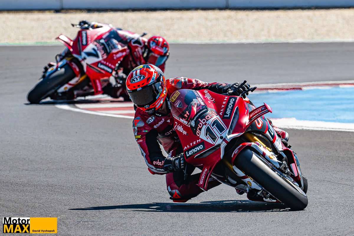 Nedělní Balaton Park: Bulegův čtvrtý hattrick v sezóně WSBK a hrozivý pád Oliveiry
