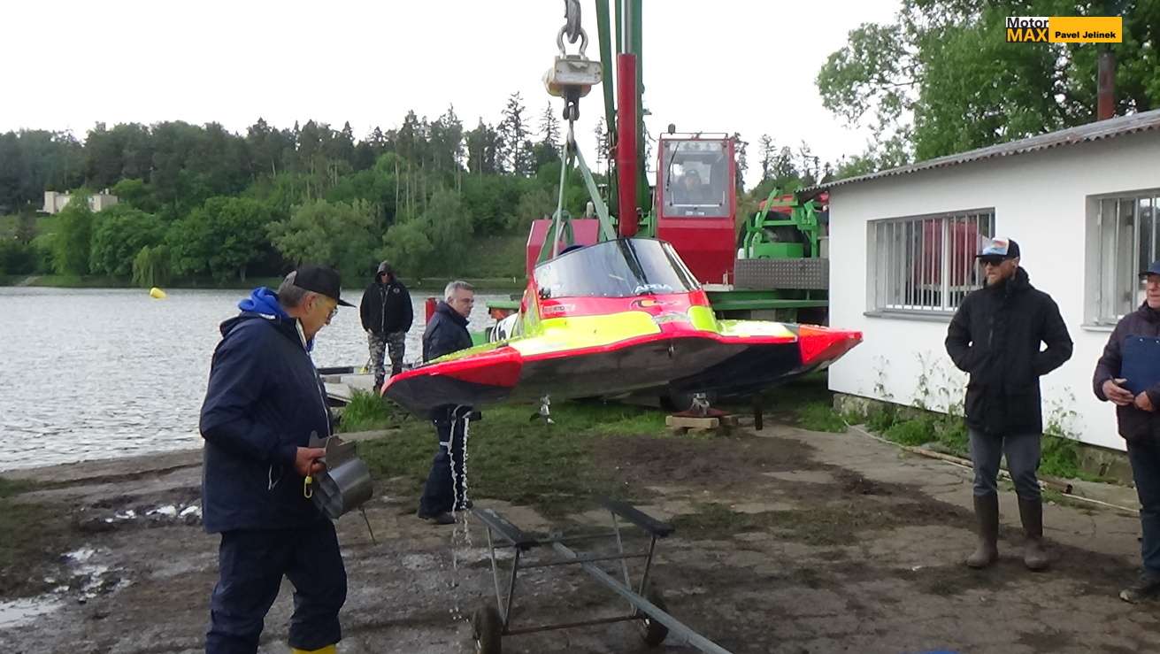 Kluzáky na rybníku Olšovec v Jedovnici. Video.