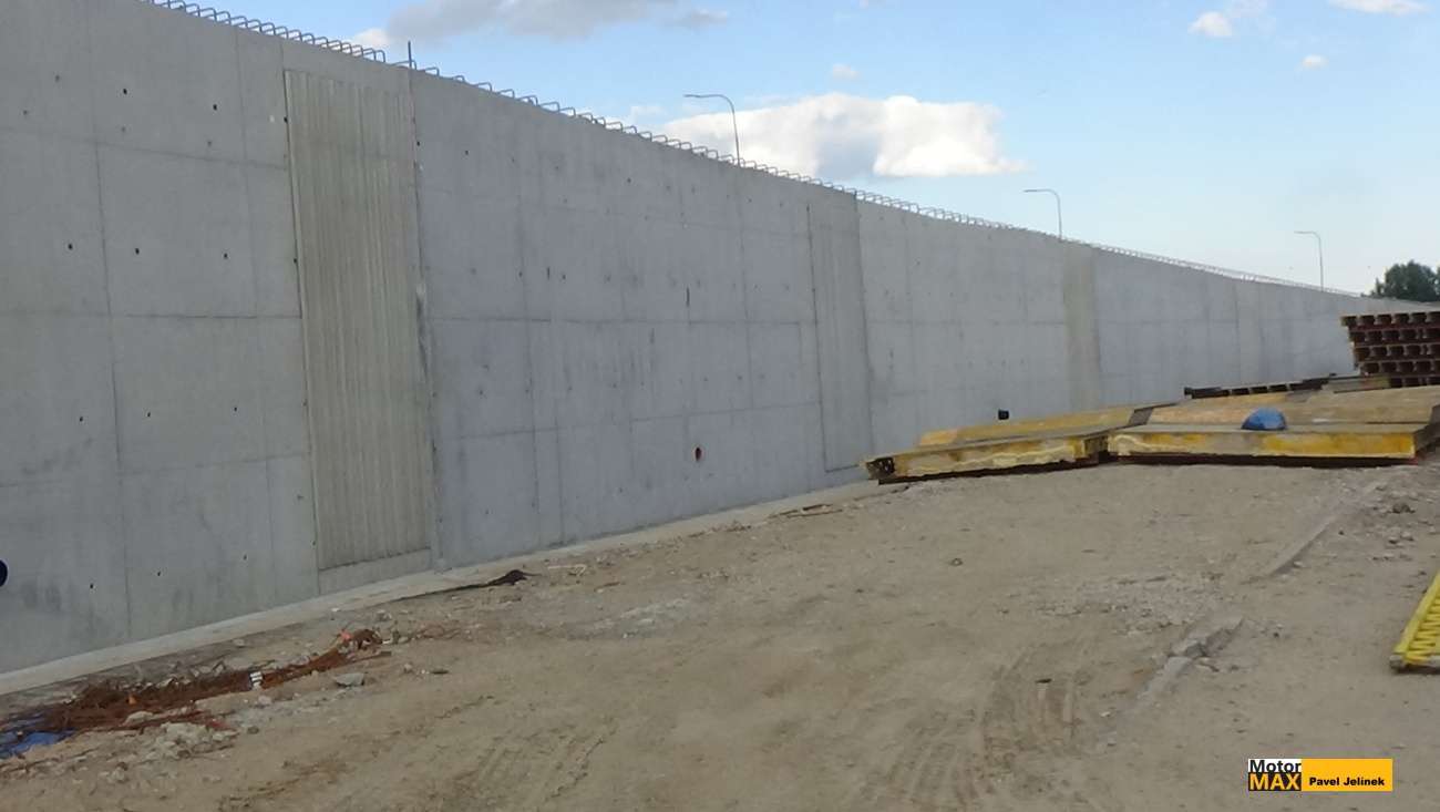 0pěrné betonové stěny budoucí dálniční křižovatky D1 a D2. Video.