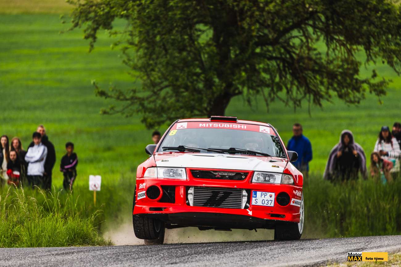 Tomáš Kukučka veze z domácí rallye pod Tatrami vítězství.