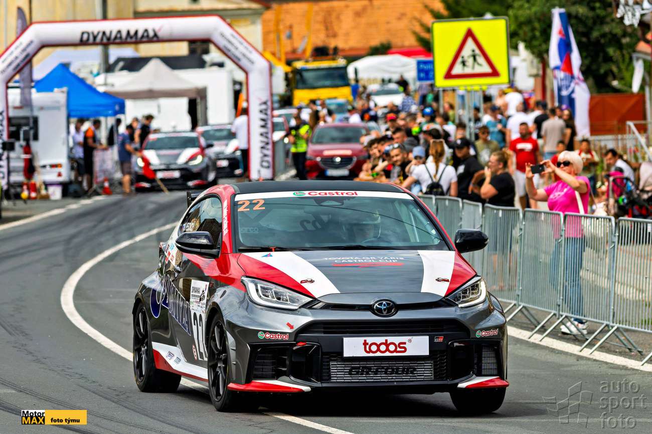 Tři jezdci  týmu LUMIZA Racing  bilancují po Ožďanech .