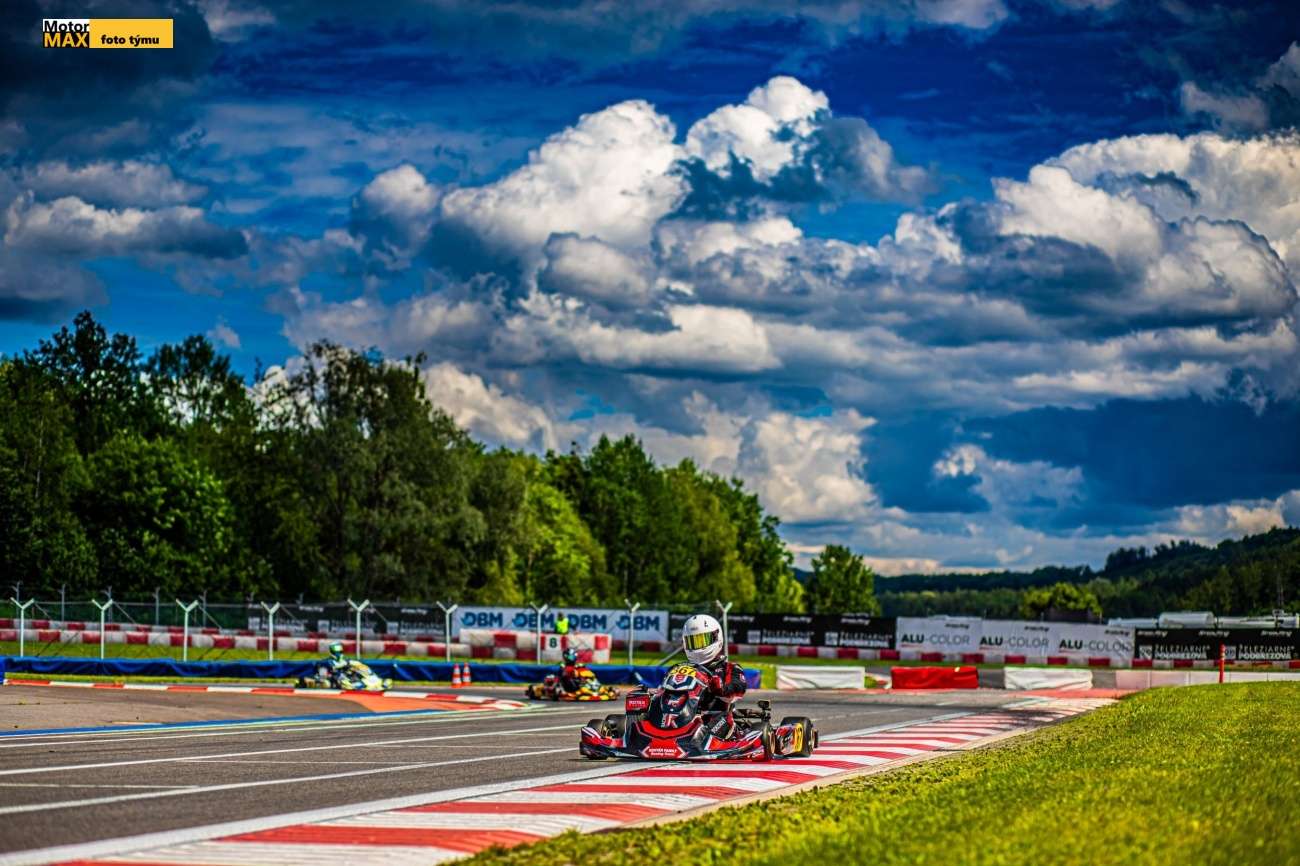 Třinecké smolné motokárové finále Samuela Pokorného.
