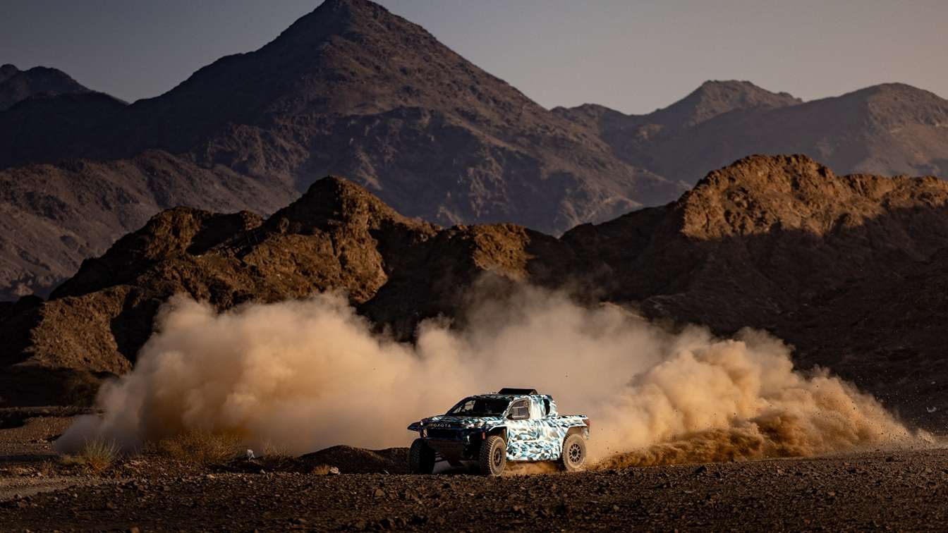Toyota vyrazí na Rallye Dakar 2027 s vodíkovým speciálem.