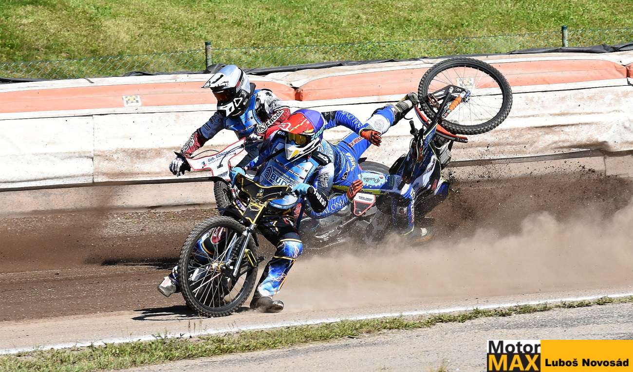 Akční plochá dráha na oválu v Liberci. Fotogalerie Luboše Novosáda.