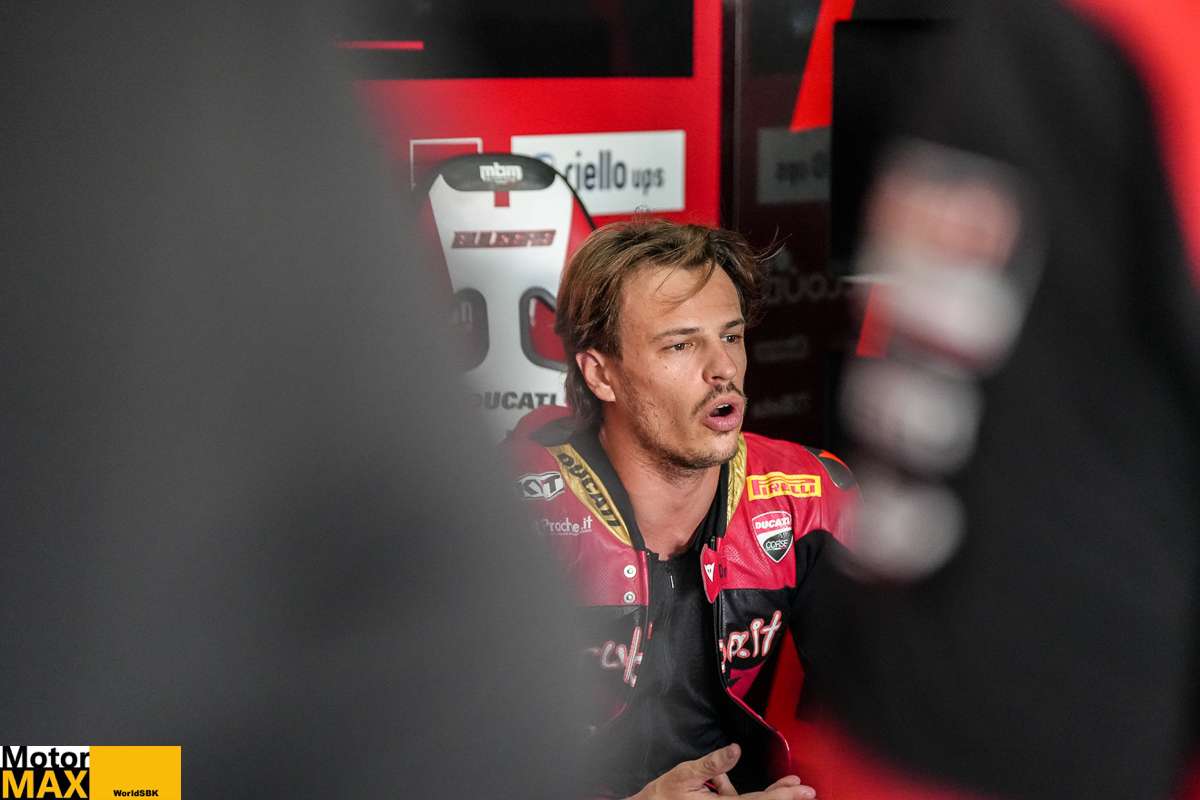 Bulega na úvod finále diktuje tempo, Bautista s Dixonem těžce havarovali